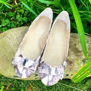 Jessica Simpson faux snakeskin flats size 7 cute bow silver accessories.